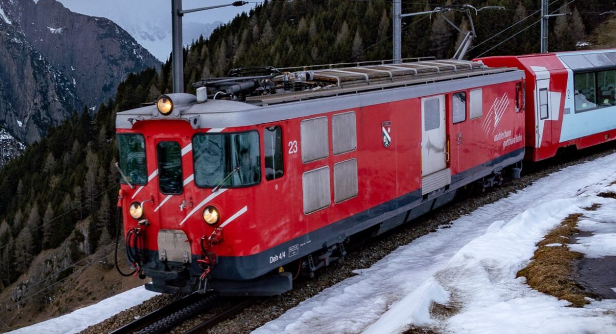 Sondereinsatz: Deh 4/4 23 mit Glacier Express